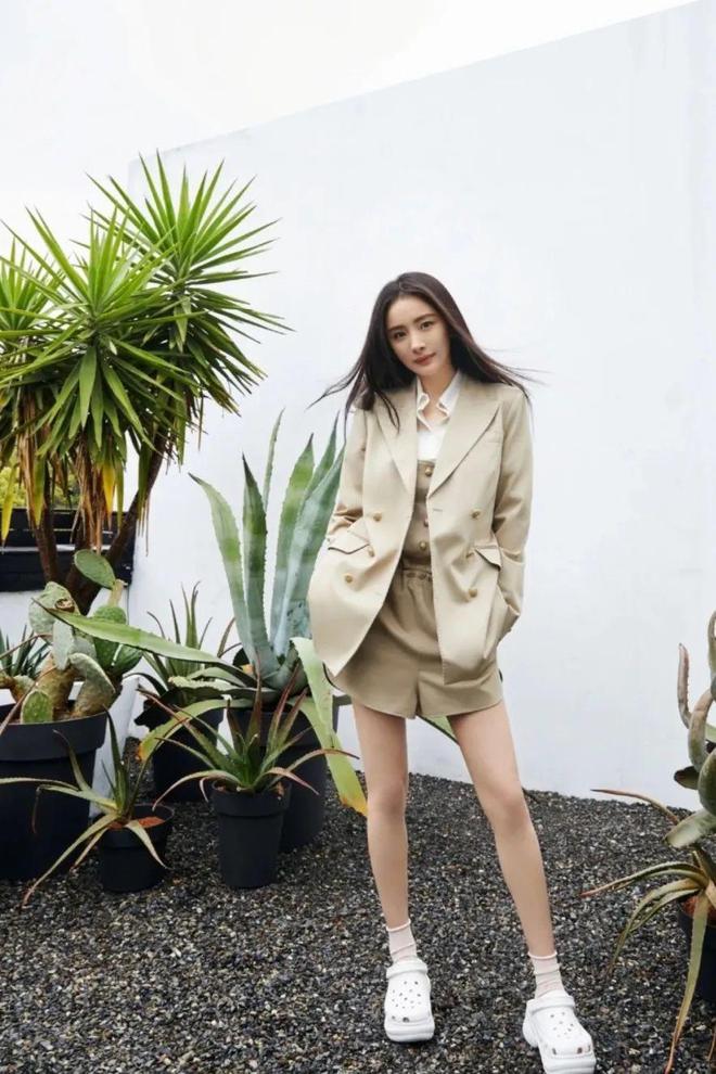 流行的“丑鞋”火爆了怎么搭都时髦！j9九游会俱乐部登录入口今年春天(图5)