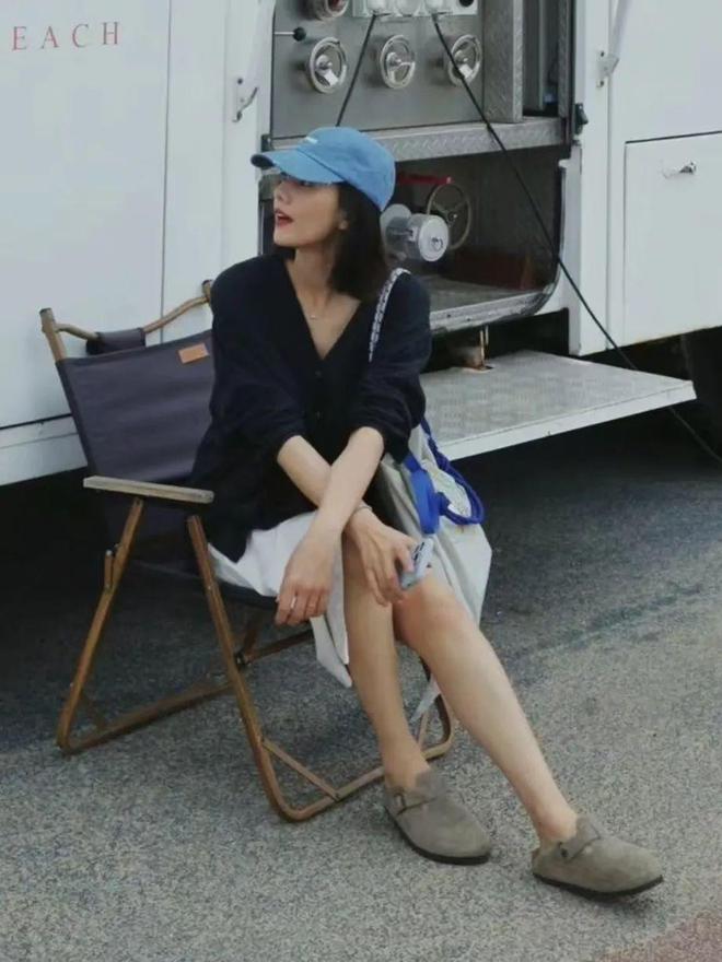 流行的“丑鞋”火爆了怎么搭都时髦！j9九游会俱乐部登录入口今年春天(图4)